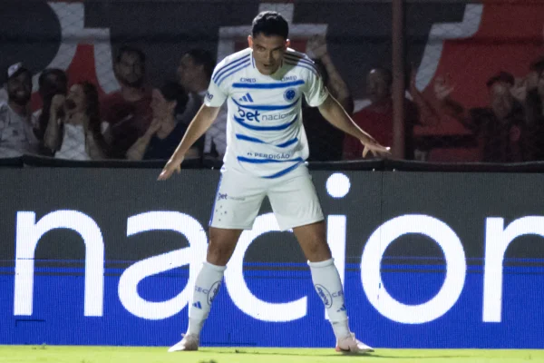 Imagem colorida da partida entre Pouso Alegre x Cruzeiro