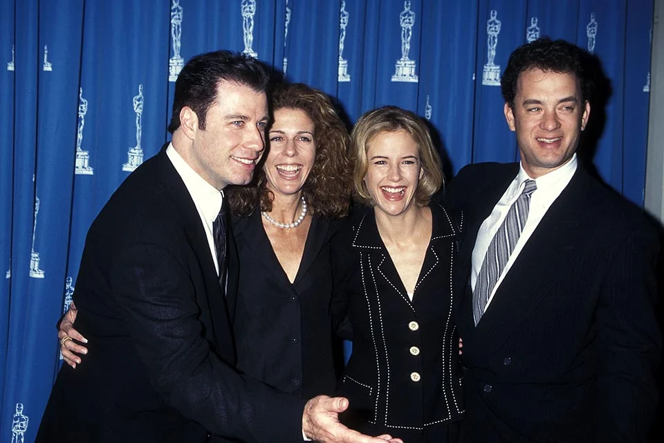O ator John Travolta, a atriz Rita Wilson, a atriz Kelly Preston e o ator Tom Hanks participam do 67º almoço anual dos indicados ao Oscar em 14 de março de 1995, no Beverly Hilton Hotel, em Beverly Hills, Califórnia O ator John Travolta, a atriz Rita Wilson, a atriz Kelly Preston e o ator Tom Hanks participam do 67º almoço anual dos indicados ao Oscar em 14 de março de 1995, no Beverly Hilton Hotel, em Beverly Hills, Califórnia