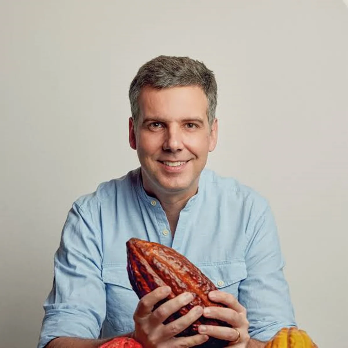 Cofundador da Dengo Chocolates, Estevan Sartoreli é o estrategista por trás de um dos projetos mais vibrantes e autênticos no cenário de sustentabilidade no Brasil.
Com uma visão que mescla propósito e paixão, ele lidera transformações não apenas em negócios, mas em vidas
Cofundador da Dengo Chocolates, Estevan Sartoreli é o estrategista por trás de um dos projetos mais vibrantes e autênticos no cenário de sustentabilidade no Brasil.
Com uma visão que mescla propósito e paixão, ele lidera transformações não apenas em negócios, mas em vidas