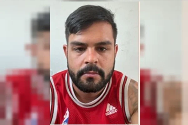 homem de barba e camiseta vermelha