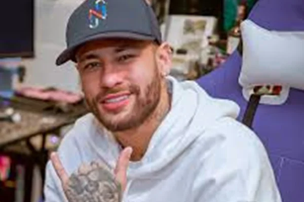 Neymar posa de boné e fazendo "hang loose" - Metrópoles