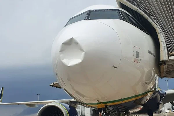Avião da Azul com o bico amassado