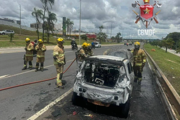 carro incendiado - Metrópoles