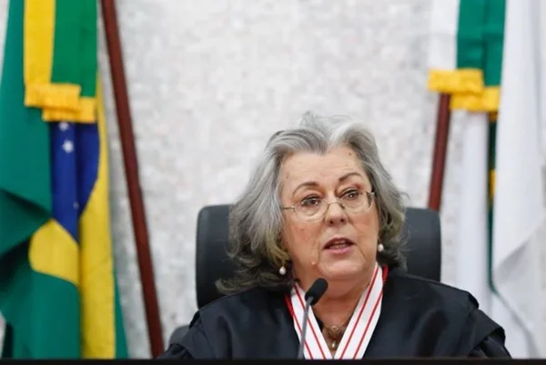 Carmelita Brasil é homenageada por 50 anos de serviço público