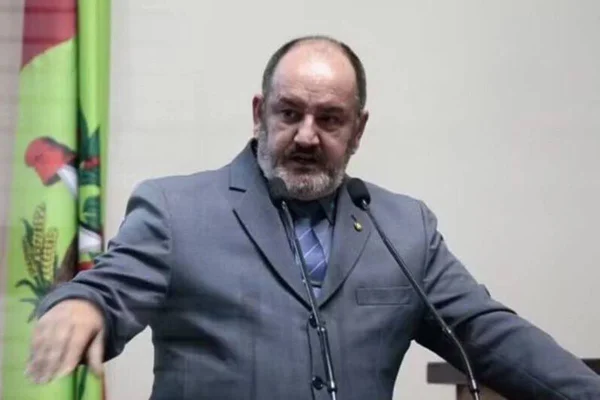 Foto colorida do ex-diretor do Procon de Santa Catarina, Roberto Salum - Metrópoles