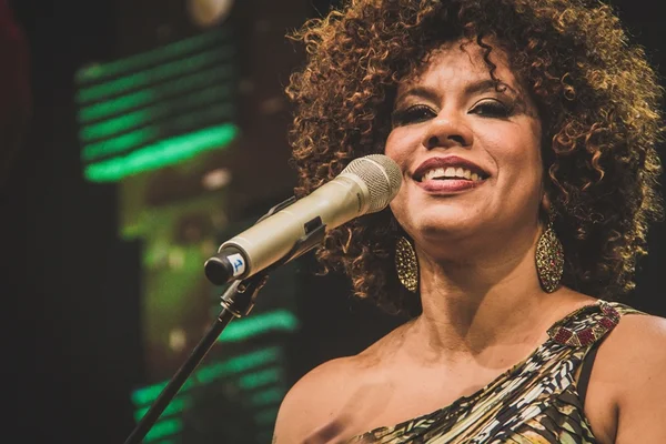 Ana Costa celebra a obra lusófona de Martinho da Vila no CD e DVD “Pelos Caminhos do Som”