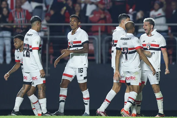 Imagem colorida de São Paulo comemorando - Metrópoles