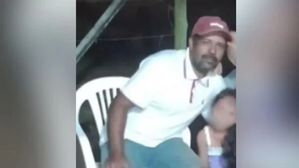 imagem colorida. Homem mata filha