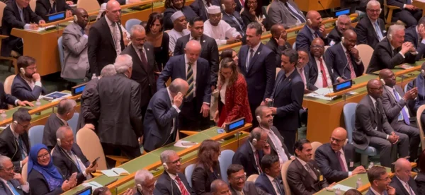 imagem colorida de lula e a delegação brasileira