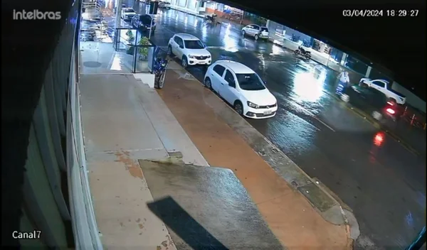 Idoso é atropelado por 2 carros ao tentar atravessar rua no DF. Vídeo