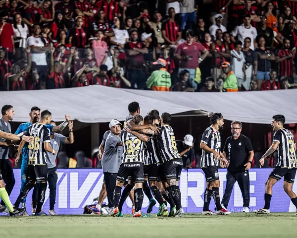 Imagem colorida de jogo de futebol