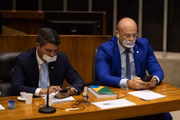 Deputados da oposição ocupam a Mesa do Plenário da Câmara