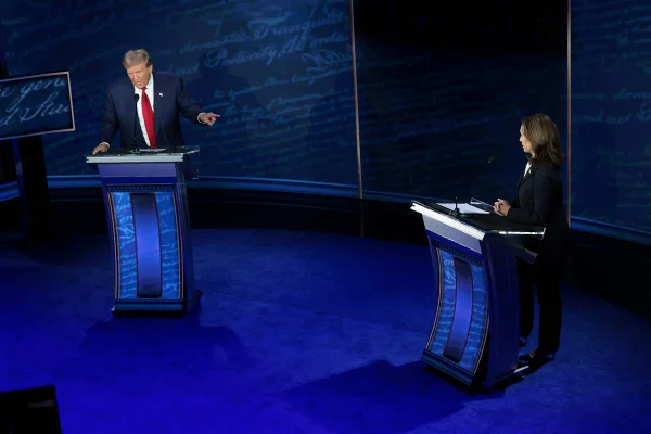 Imagem colorida de debatte Kamala Harris e Donald Trump