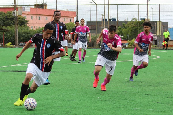 Partida de futebol amador