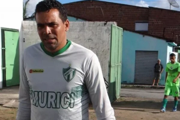 Goleiro Dias sofre infarto em campo e morre em hospital de Maceió