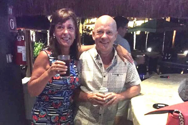 Cadeirante, mulher surpreende ao entrar andando no seu casamento