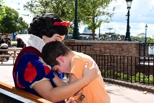 Branca de Neve acalma garoto autista e gesto viraliza na internet