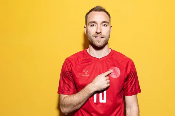 Eriksen posa para fotos oficiais para a Copa do Mundo do Catar - Metrópoles