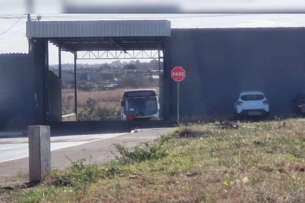 Empresa que “guarda” ônibus em área pública terá de demolir garagem