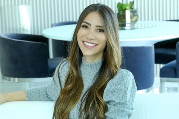 Romana Novais sorrindo