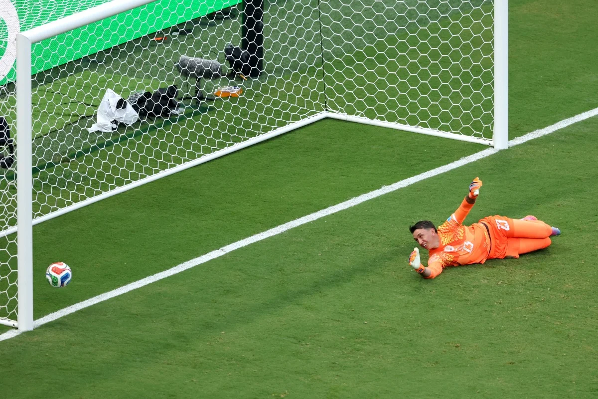 Muslera falha e Espanha abre o placar com Baena Muslera falha e Espanha abre o placar com Baena
