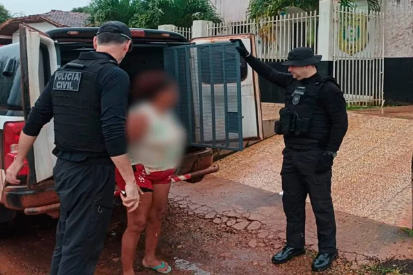 Foto colorida da mãe acusada de obrigar a filha a se prostituir por R$ 50 - Metrópoles