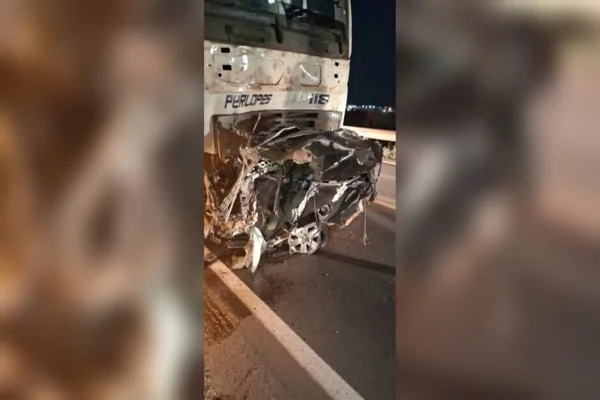 Imagem colorida, carro parte ao meio em batida com caminhão; motorista morre- Metrópoles