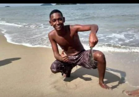 “Não deram chance ao meu filho”, desabafa mãe de jovem morto por PMs no Rio