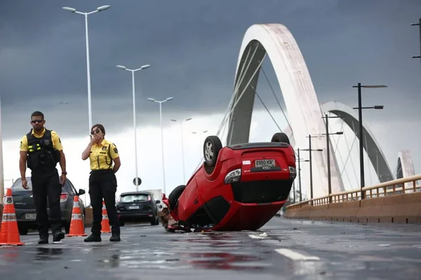 Vídeo: carro capota e congestiona trânsito na Ponte JK