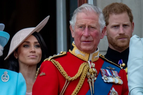 Harry e Meghan estão furiosos com desprezo na coroação do rei Charles