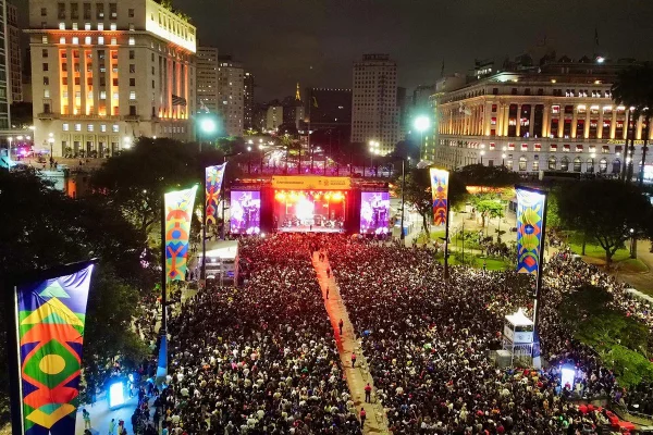 Foto aérea mostra o Vale do Anhangabaú lotado, com palco ao fundo e grande público à noite