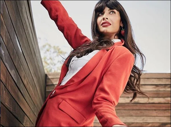 Jameela Jamil, que ganhou destaque como atriz em The Good Place , da NBC, é hoje uma das principais defensoras da positividade corporal. Trabalho que lhe rendeu 2 milhões de seguidores no Instagram e 893 mil no Twitter Jameela Jamil, que ganhou destaque como atriz em The Good Place , da NBC, é hoje uma das principais defensoras da positividade corporal. Trabalho que lhe rendeu 2 milhões de seguidores no Instagram e 893 mil no Twitter
