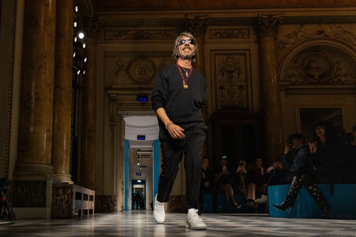 Designer ficou 25 anos à frente da Valentino antes de assumir direção criativa da Balenciaga Designer ficou 25 anos à frente da Valentino antes de assumir direção criativa da Balenciaga