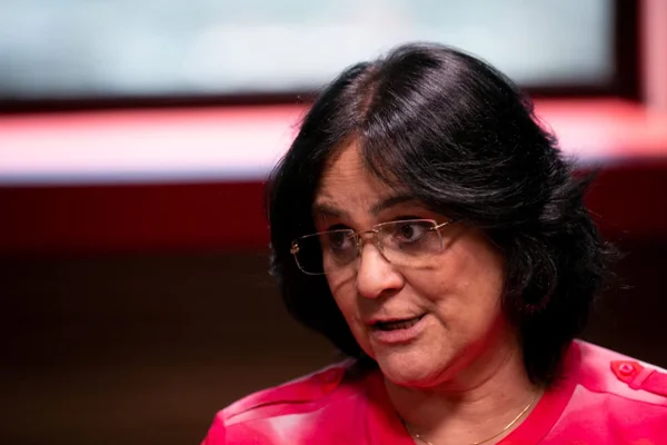 Ministra Damares Alves gesticula em sua fala durante entrevista no Metrópoles. Ela usa roupa rosa - Metrópoles
