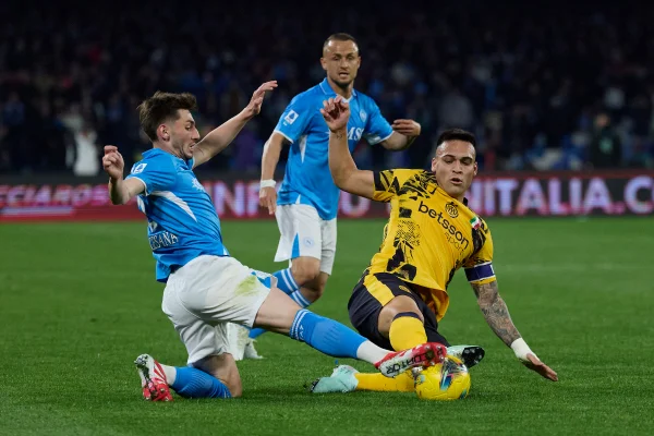Foto colorida de Lautaro Martinez e Napoli - Metrópoles