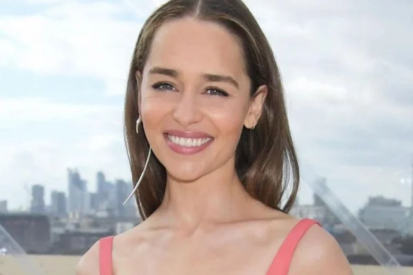 Foto colorida Emilia Clarke
