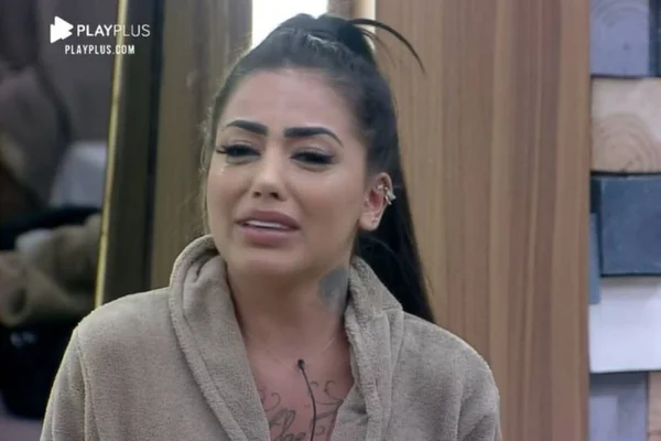 MC Mirella chorando