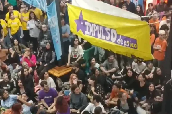 Imagem colorida de Universitários em greve na Argentina