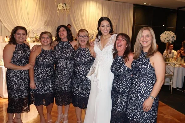 Seis convidadas vão a casamento com o mesmo vestido sem querer