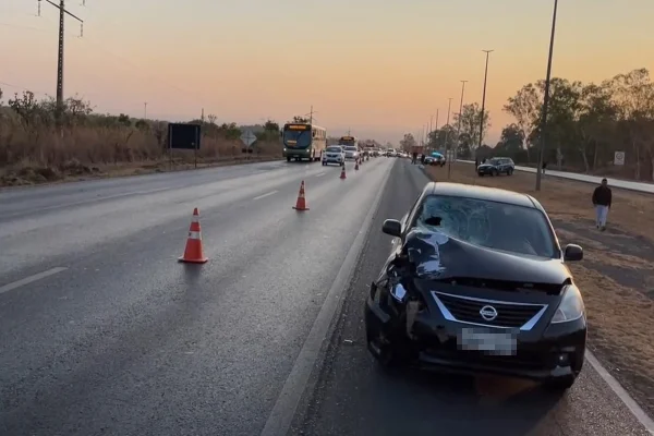 Carro parado em acostamento de rodovia