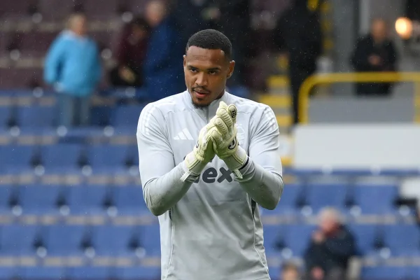 Foto colorida do goleiro John - Metrópoles