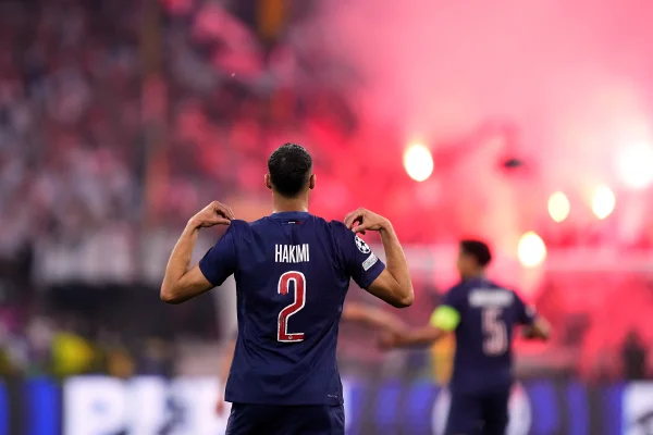 Imagem colorida de Hakimi, jogador do PSG