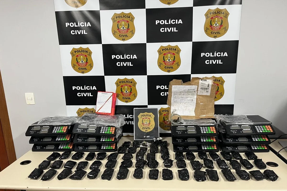 As balanças e as drogas apreendidas As balanças e as drogas apreendidas