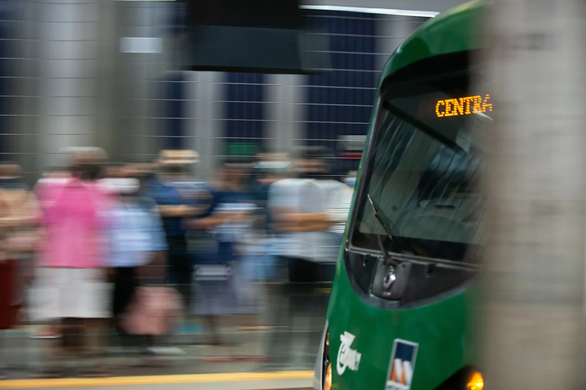 Um inferno: passageiros relatam atrasos e trens parados no Metrô-DF