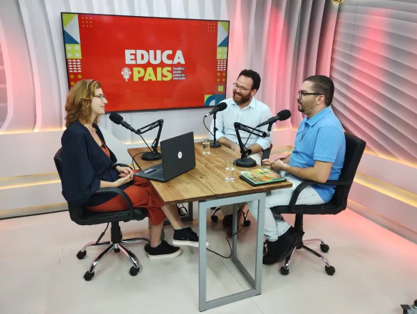 Foto colorida da gravação do quinto episódio do videocast EducaPais - Metrópoles