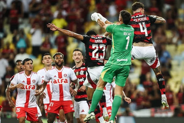 Imagem colorida do jogo entre Flamengo e Internacional - Metrópoles