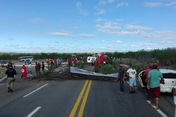 Ao desviar de bloqueio, motorista atropela e mata motociclista em PE