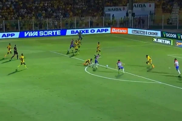 Foto colorida do momento do gol do Fortaleza - Metrópoles