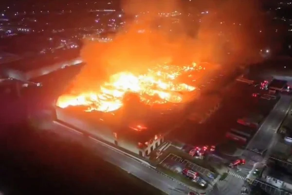 Foto colorida de incêndio em empresa na cidade de Arujá (SP) - Metrópoles