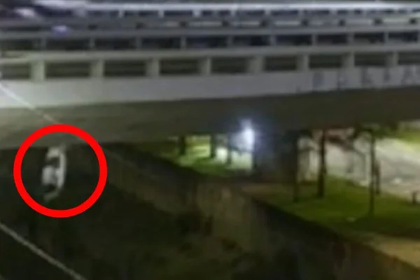 Reprodução de vídeo mostrando carro despencando no Rio Tamanduateí, região central de São Paulo.